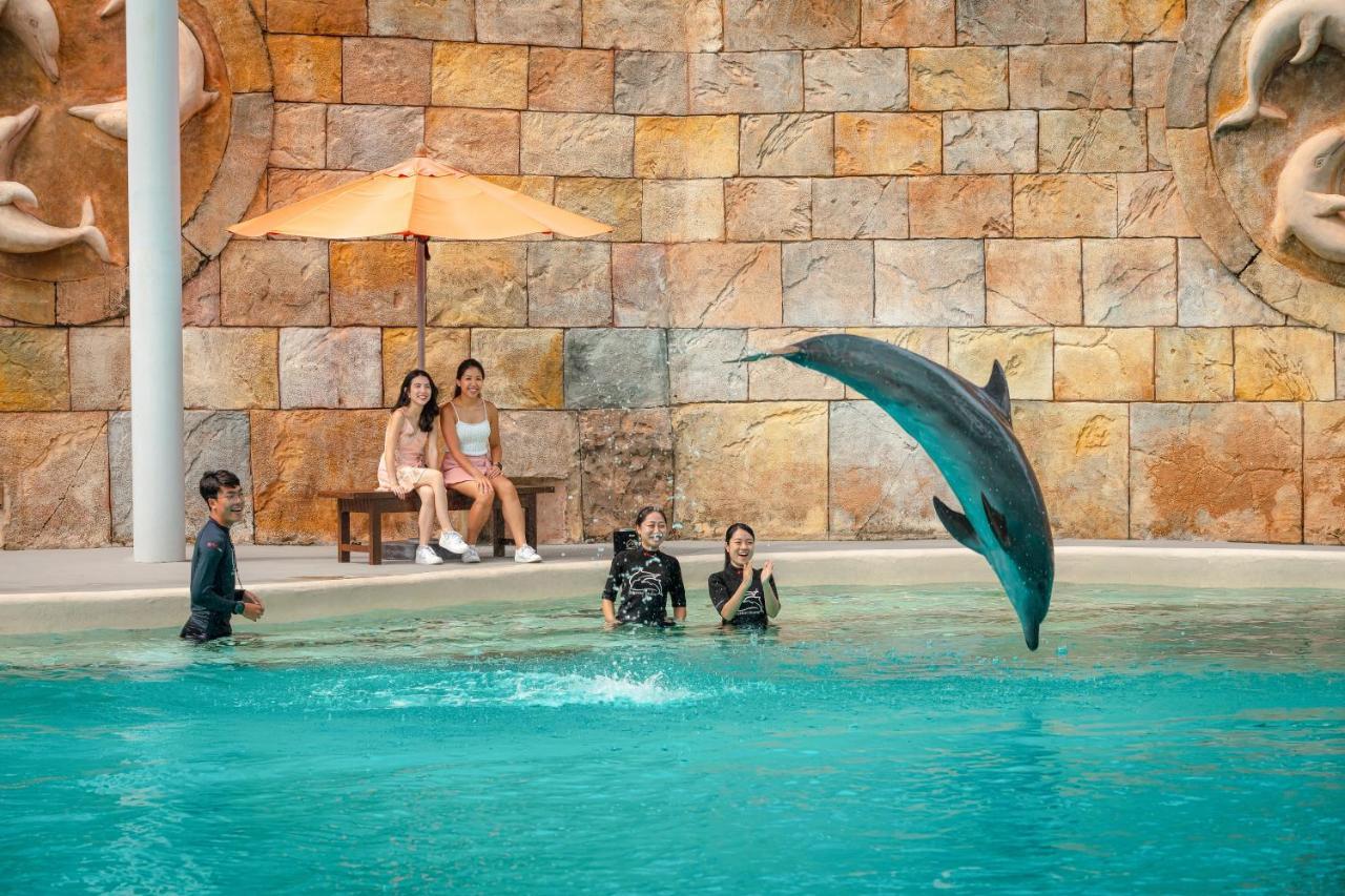 Resorts World Sentosa - Hotel Сінгапур Екстер'єр фото Dolphin show at Ocean Park