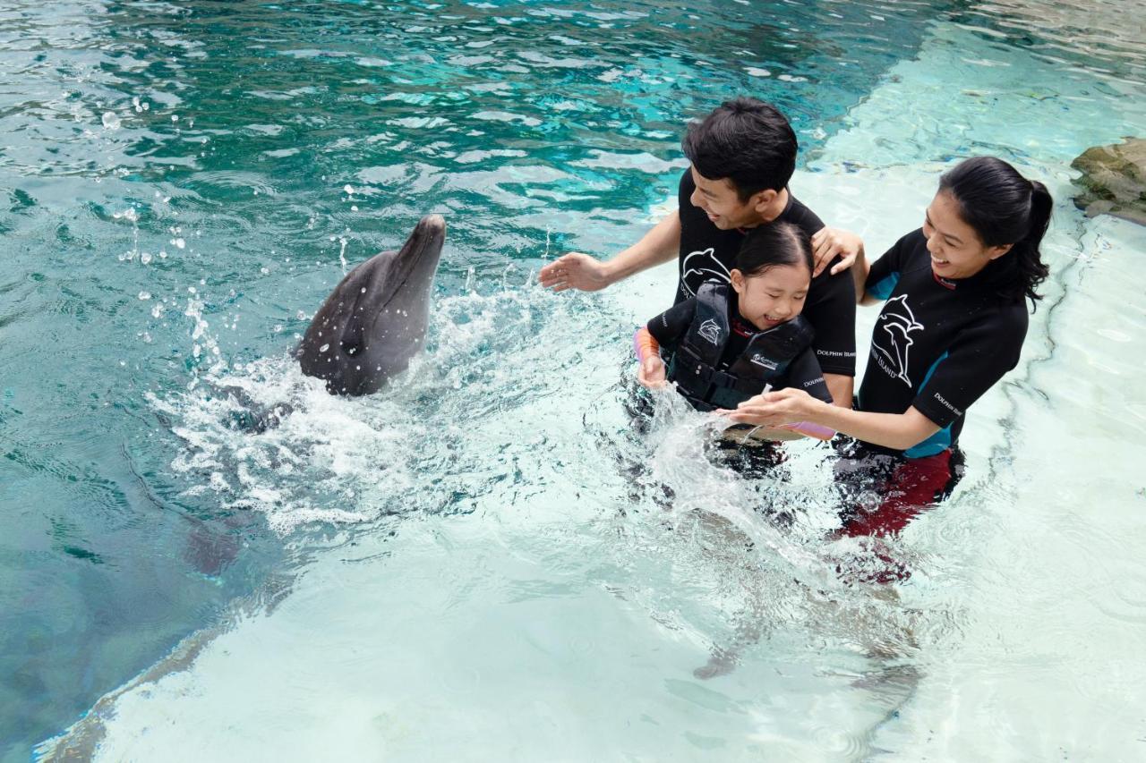Resorts World Sentosa - Hotel Сінгапур Екстер'єр фото Dolphin Interaction