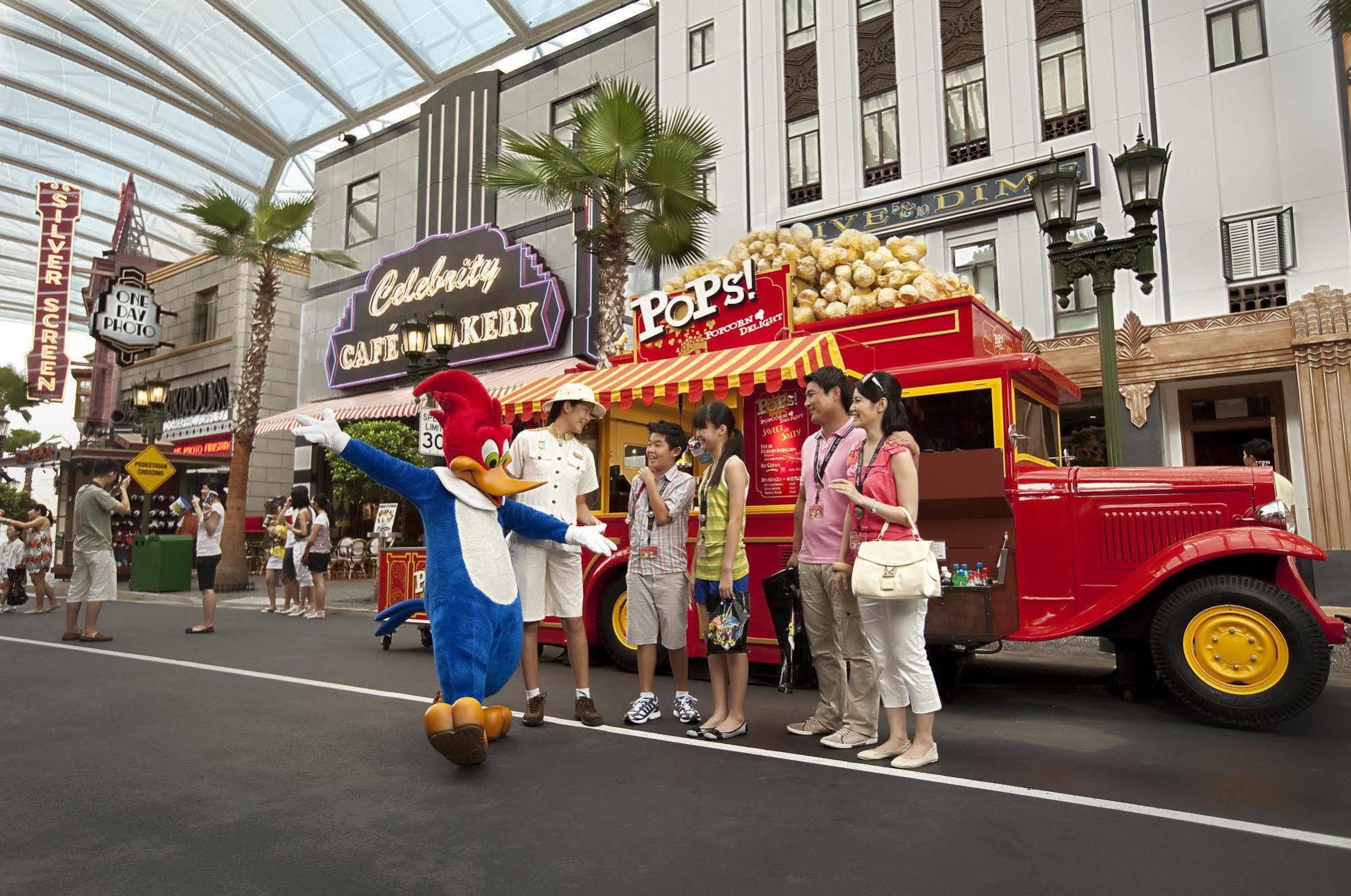 Resorts World Sentosa - Hotel Сінгапур Екстер'єр фото The POPS truck at Universal Studios Singapore